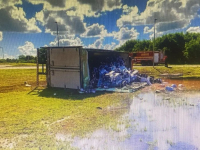 Caminhão-baú carregado com peixes tomba em trevo da MS-338