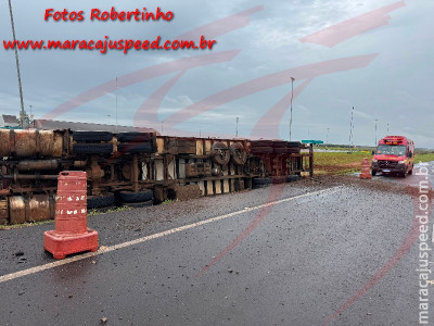 Bombeiros atendem tombamento de carreta na MS-157 em Maracaju
