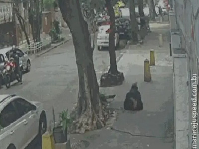 RJ: Mulher cai dentro de bueiro após tampa ceder