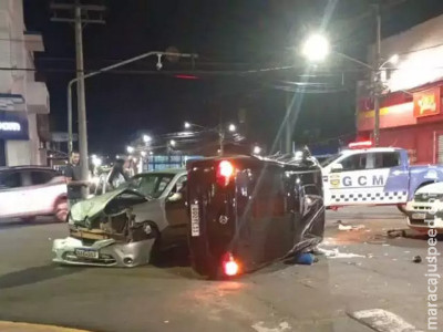 Batida entre carros termina com veículo tombado no Centro