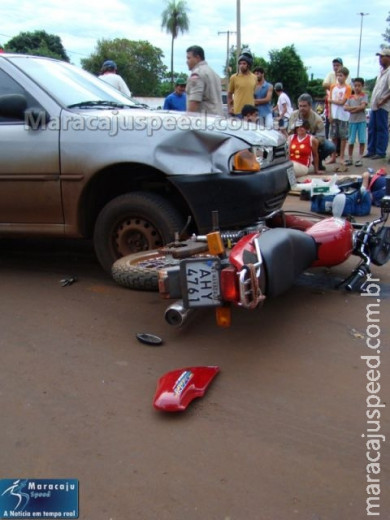 Motociclista fratura tíbia em colisão com Gol