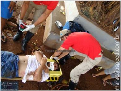 Motoqueiro perde controle de sua moto e atropela rotatória