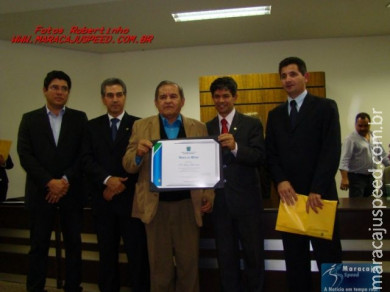Entrega de certificado de honra ao mérito ao Dia do Pastor Evangélico
