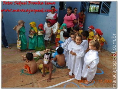 Creche Maria Delphina realiza apresentação de natal com crianças e emociona pais