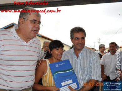 Azambuja, Rigo, Zé Teixeira, Moka e Marun entregam 120 casas em Maracaju