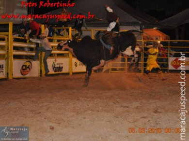 Público lotou arquibancadas na abertura da 5ª Etapa Maracaju de Rodeio Nacional