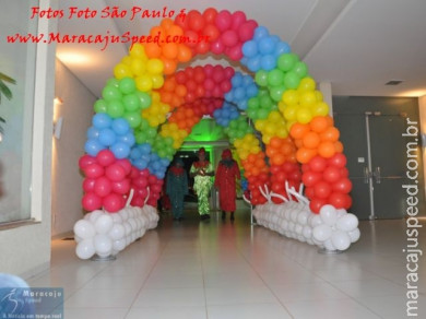 “Uma Noite Além do Arco-Íris” foi esse o tema da festa de aniversário de Elvis