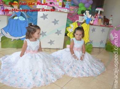 Aniversariantes 3 anos Naitê e Lara Pais Graziella e Claúdio