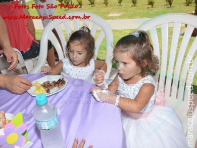 Aniversariantes 3 anos Naitê e Lara Pais Graziella e Claúdio