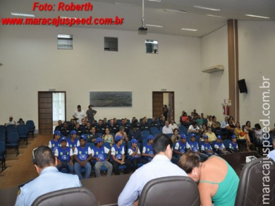 Programa Bom de Bola Bom na Escola forma 32 alunos em Maracaju