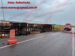 Bombeiros atendem tombamento de carreta na MS-157 em Maracaju