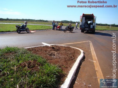 Motociclista arranca placa de sinalização na rotatória próxima à subestação de energia em Maracaju
