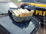 PRF apreende caminhão carregada em Maracaju com contrabando de cigarros e 30 tabletes de maconha
