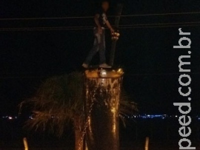 Escultor que fez guampa de tereré gigante reclama que monumento virou pole dance