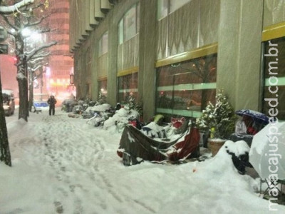 Japoneses madrugam em fila da Apple sob neve e 8 graus negativos