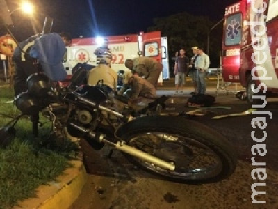 Van colide com moto e condutor fica gravemente ferido em avenida