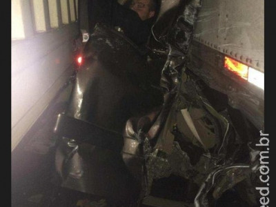 Homem sobrevive após ter carro esmagado por caminhões em engavetamento