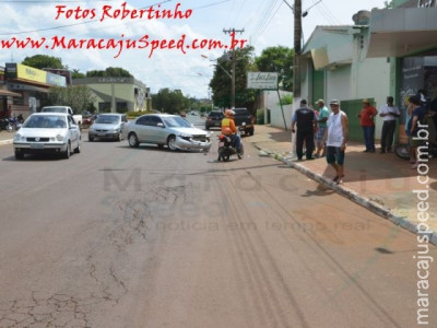 Maracaju: Colisão entre veículo e moto. Motociclista quase entra em comércio com porta fechada