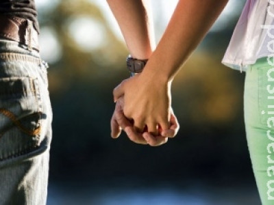 Menina de 18 anos se prepara para casar com seu próprio pai após dois anos de namoro