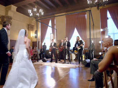 Como a banda Maroon 5 conseguiu 4 milhões de views no Youtube sendo penetra em casamentos