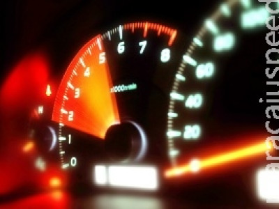 Você sabe como é determinada a velocidade máxima das rodovias?