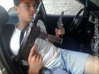Rapaz é preso após postar fotos portando armas em redes sociais