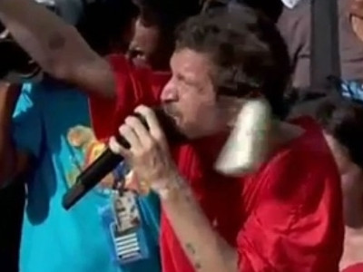 Cantor Saulo é atingido por lata de cerveja durante Carnaval de Salvador 