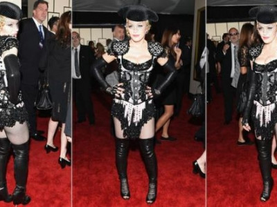 Aos 56 anos, Madonna aposta em look sensual e exibe o bumbum no Grammy