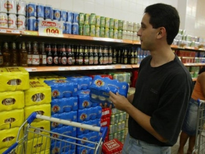Supermercados fazem promoções de cerveja na compra acima de 12 latas
