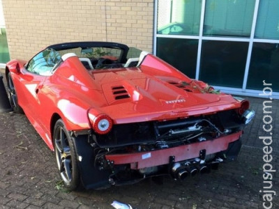 Milionário danifica Ferrari cinco dias após comprar o carrão