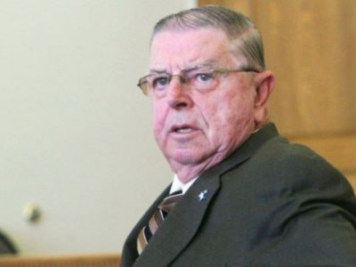 Deputado de 78 anos é julgado por sexo com esposa com demência 