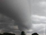Internauta registra redemoinho em formato de tornado com nuvens antes de chuvas de hoje em Maracaju 