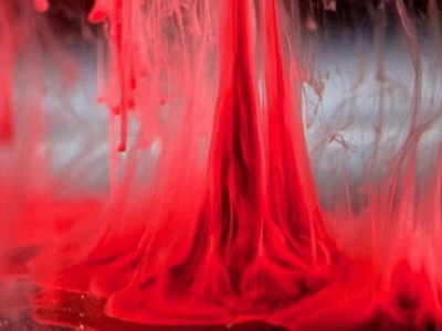 Mulher usa sangue da própria menstruação para fazer obras de arte