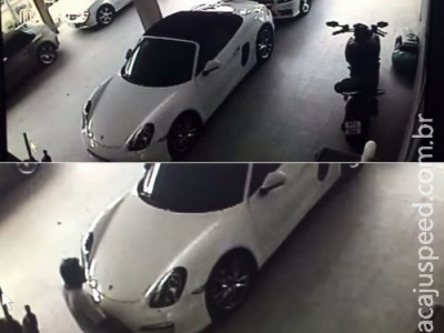 Homem faz "sexo" com Porsche e varia posições