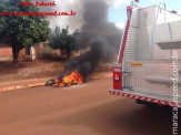 Maracaju: Motocicleta pega fogo após colisão na “Biquinha”