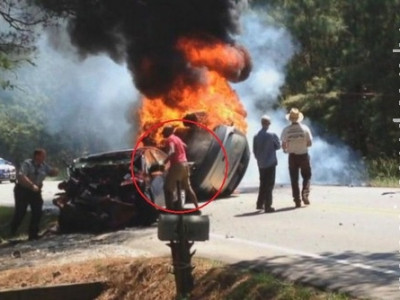 Homem com camisa do Capitão América salva idosos em carro em chamas