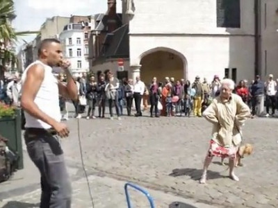 Idosa dança ao som de beatbox em rua faz sucesso na internet