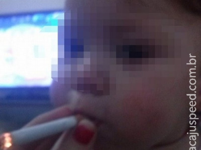Foto de bebê fumando causa revolta na internet