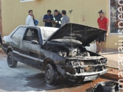Motorista põe gasolina no motor e carro pega fogo em Campo Grande