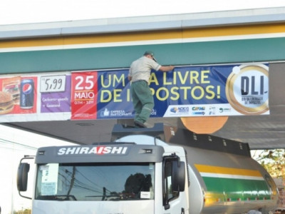 Consumidores dormem na fila de posto para garantir gasolina a R$ 1,82