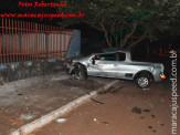 Maracaju: Condutor sai da 47ª Expomara perde controle de veículo colide com árvore e muro de escola