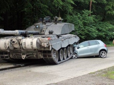 Carro é esmagado por tanque de guerra em acidente incomum