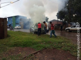 Maracaju: Veículo em chamas assustou moradores na Vila Juquita