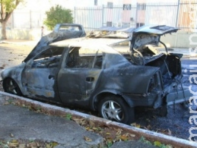 Carro é destruído por incêndio em Campo Grande