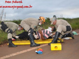 Maracaju: Veículo é fechado em curva, cai em barranco, capota e deixa uma vítima (assista)