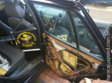 Veículo com queixa de roubo e com mais de 400 quilos de maconha é apreendido depois de “furar” bloqueio do DOF