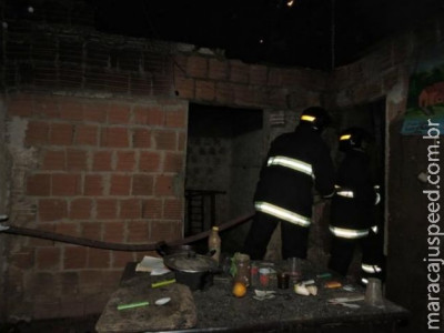 Usuário de drogas diz que vai dar trabalho para os bombeiros e incendeia casa