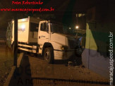 Maracaju: Motorista de caminhão de coleta de lixo embriagado destrói guarita do pátio de obras com vigia no seu interior