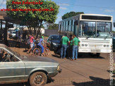 Maracaju: Ônibus escolar e veículo tentam ocupar espaço que física já diz ser impossível