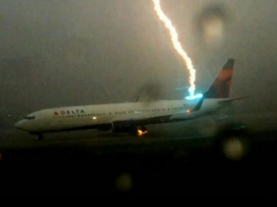Raio atinge avião em pista do aeroporto de Atlanta